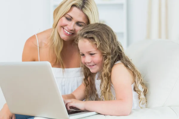 Dotter och mor arbetar med bärbar dator — Stockfoto