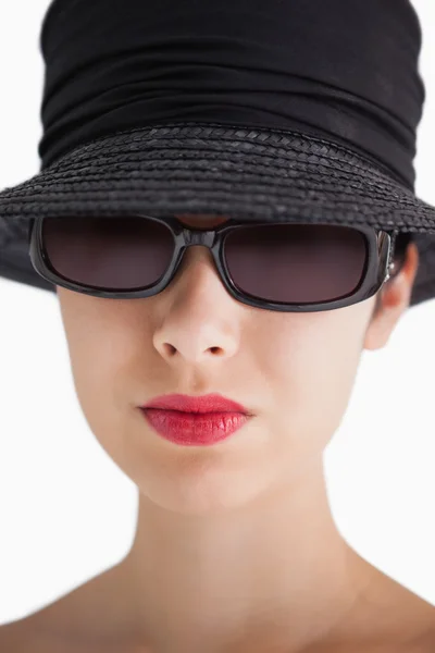 Mujer con sombrero y gafas de sol —  Fotos de Stock