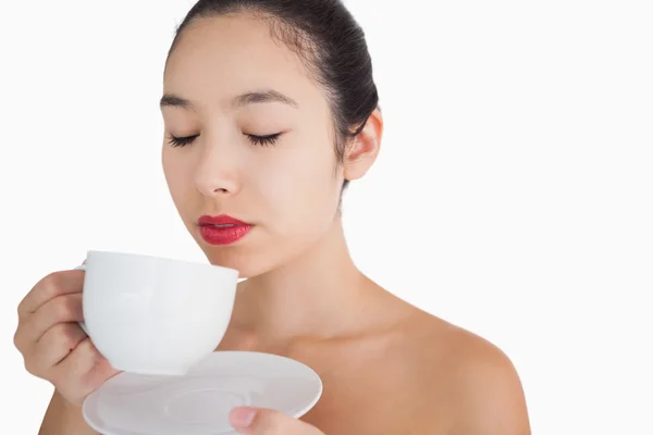 Kvinna att lukta kaffe — Stockfoto