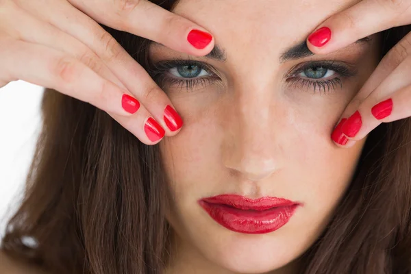 Brünette Frau berührt ihre Augenbrauen — Stockfoto