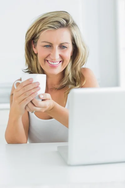 Sorrindo mulher segurando uma caneca — Fotografia de Stock