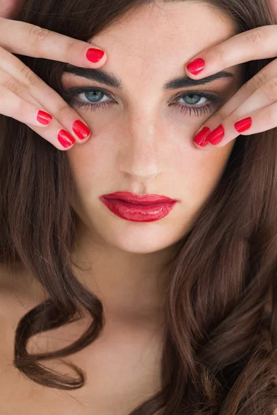 Femme aux cheveux bouclés et aux lèvres rouges — Photo