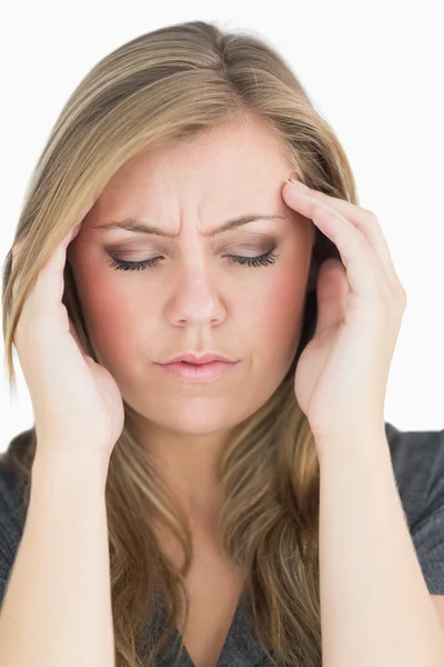 Mujer cerrando los ojos — Foto de Stock