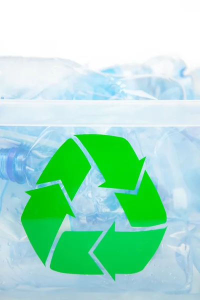 Caixa de reciclagem cheia — Fotografia de Stock