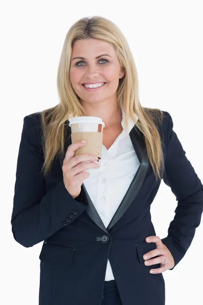 Mulher de negócios segurando uma xícara de café — Fotografia de Stock