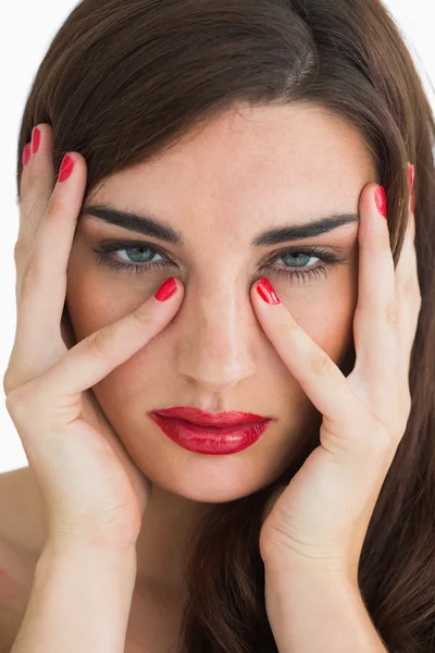 Frau berührt ihr Gesicht mit rotem Lippenstift — Stockfoto