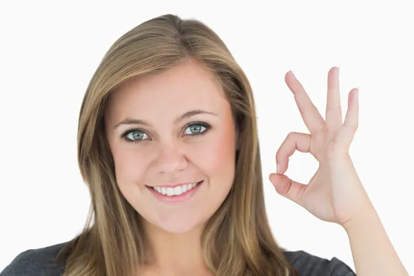 Женщина делает знак руки — стоковое фото