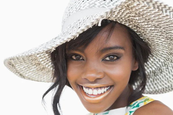 Mulher usando chapéu de verão sorrindo — Fotografia de Stock