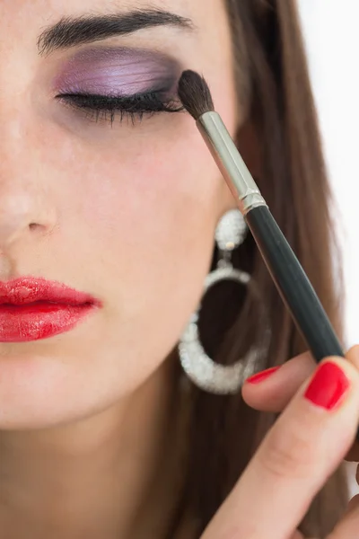 Woman applying smoky eyes — Stock Photo, Image