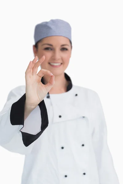 Chef sorrindo dando o sinal ok — Fotografia de Stock