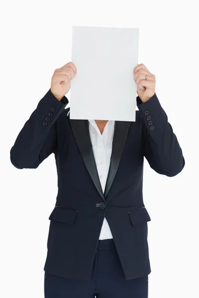 Mulher de negócios segurando um painel branco na frente de seu rosto — Fotografia de Stock