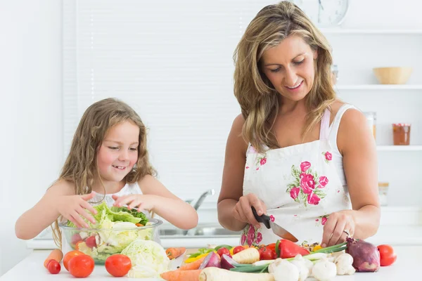 Moeder en dochter voorbereiding van groenten — Stockfoto