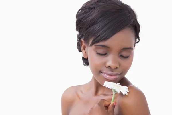 Frau riecht eine Blume — Stockfoto