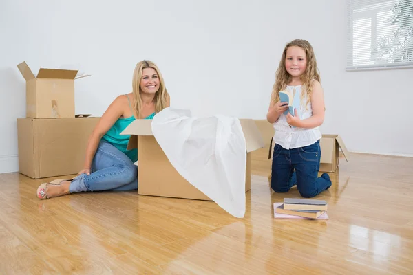 Smiling mother and daughter unpacking — Stock Photo, Image