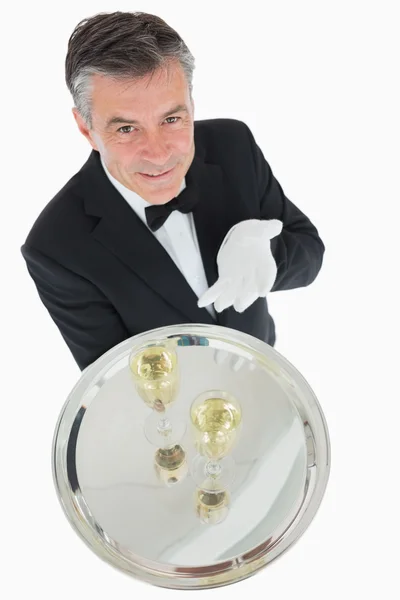 Garçom oferecendo bandeja com copos de champanhe — Fotografia de Stock