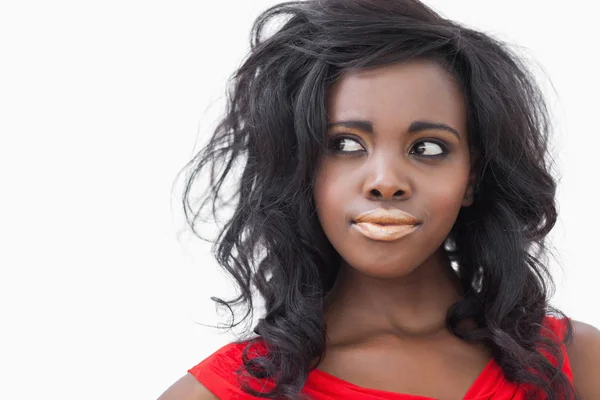 Femme debout regardant portant une robe rouge — Photo