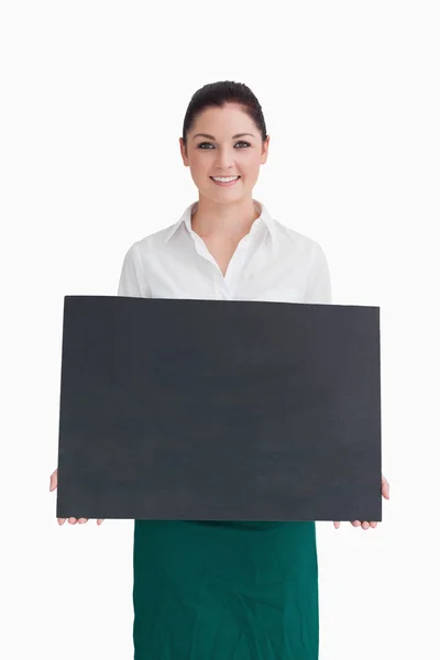 Sorrindo mulher segurando um painel preto — Fotografia de Stock