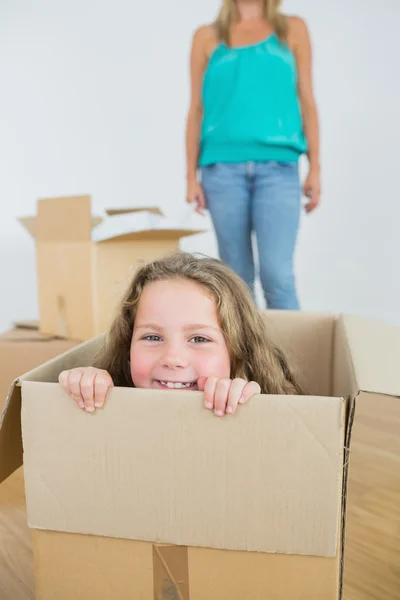 Laughing girl in moving box — Stock Photo, Image