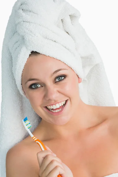 Glad kvinna med hår handduk och hennes tandborste — Stockfoto