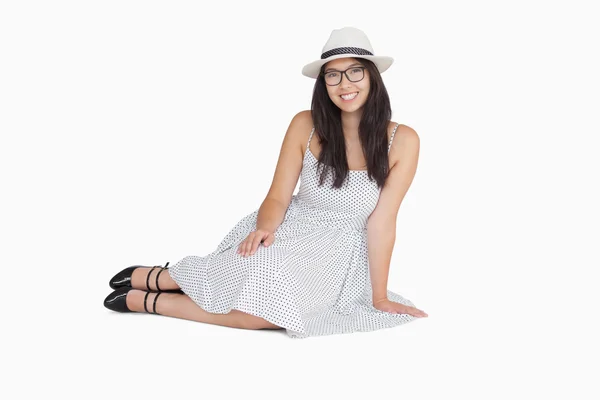 Frau sitzt mit Brille auf dem Boden — Stockfoto