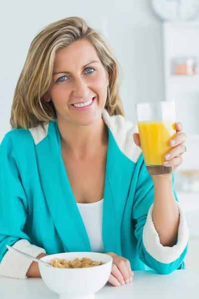 Kvinna anläggning glas saft — Stockfoto