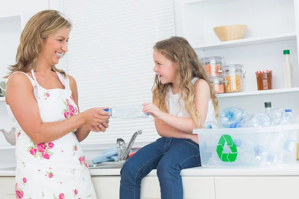 Mãe classificando resíduos de plásticos com sua filha — Fotografia de Stock