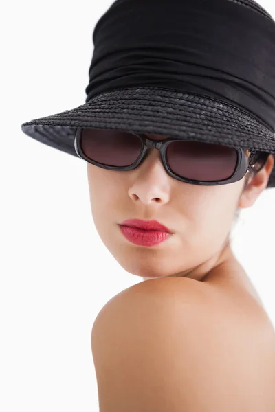 Vrouw dragen zonnebril en hoed — Stockfoto