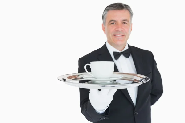 Cameriere sorridente che tiene vassoio con tazza di caffè — Foto Stock