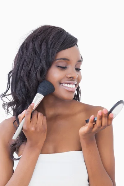 Woman putting on face powder — Stock Photo, Image