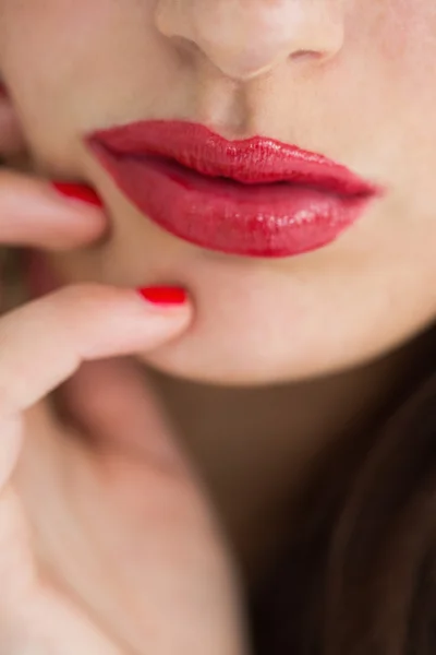 Nahaufnahme einer Frau, die ihre roten Lippen zeigt — Stockfoto