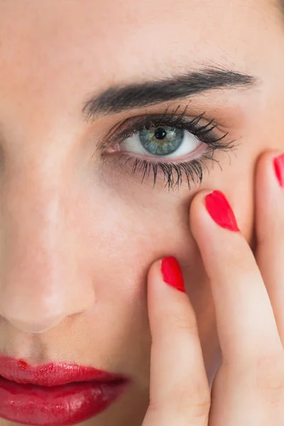 Vrouw dragen rode lippenstift en nagellak — Stockfoto