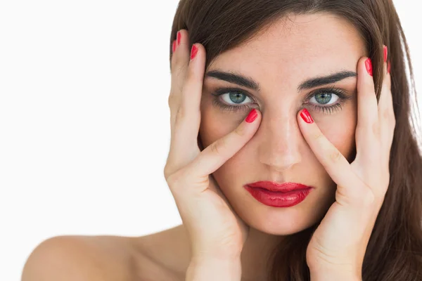 Frau mit welligem braunem Haar trägt die Farbe Rot — Stockfoto