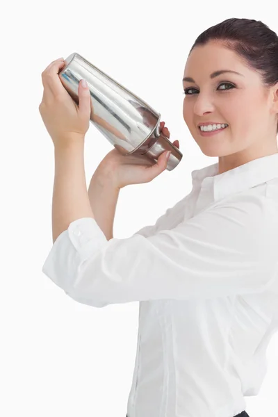 Frau benutzt Cocktail Shaker — Stockfoto