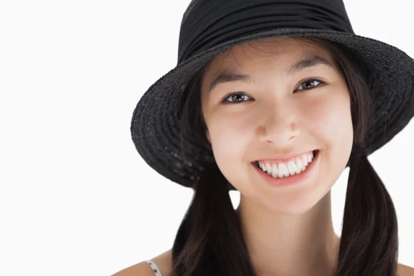 Femme souriante portant un chapeau — Photo