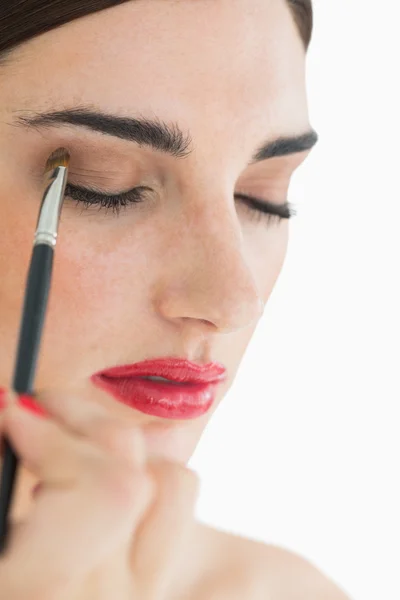 Mujer aplicando maquillaje — Foto de Stock