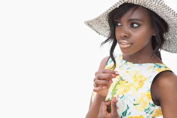 Vrouw dragen zomer hoed en bedrijf daisy — Stockfoto
