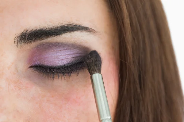 Mulher pálida ficando olhos fumegantes — Fotografia de Stock