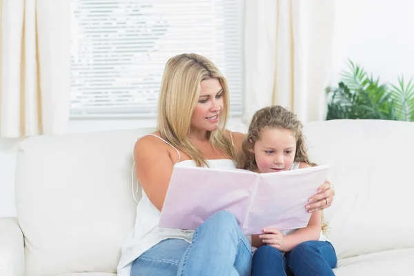 Mère et fille lisant un livre — Photo