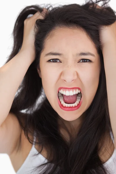 Mujer gritando y tirando de su pelo —  Fotos de Stock