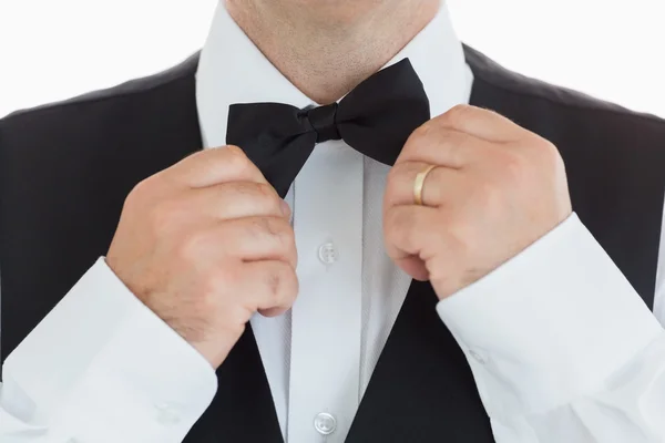 Man adjusting his bow tie — Stock Photo, Image