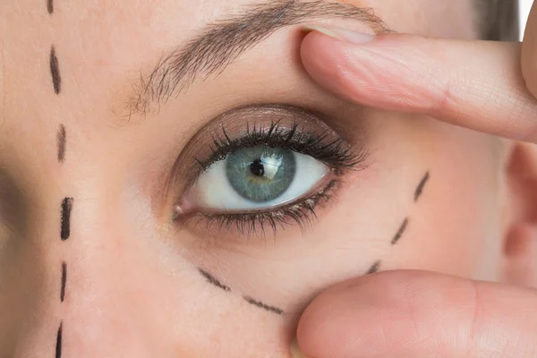 Donna che apre l'occhio verde con la mano — Foto Stock