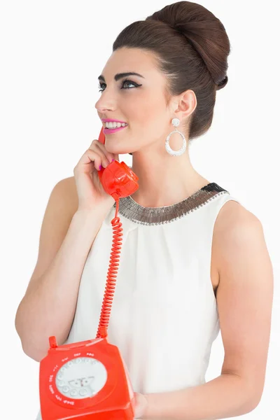 Sextiotalet stil kvinna med telefon — Stockfoto