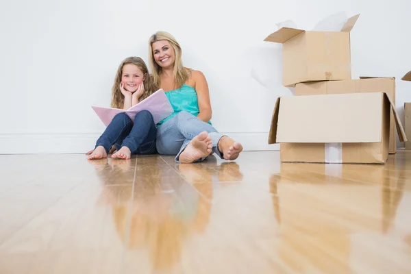 Mother and daughter reading a book together — Stock Photo, Image