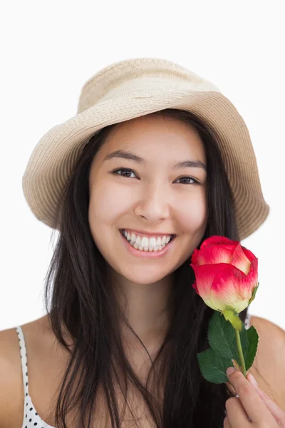 Mulher segurando uma rosa — Fotografia de Stock