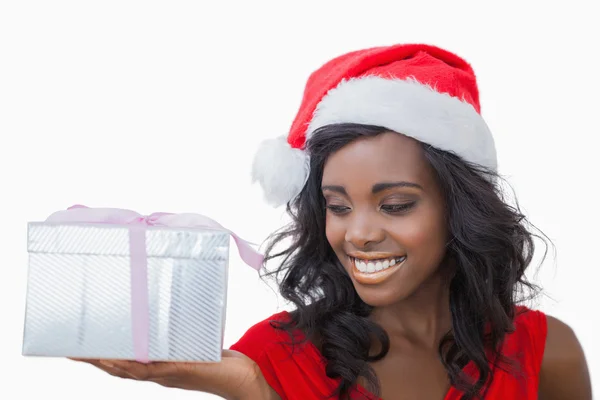 Mujer de pie mirando un regalo —  Fotos de Stock