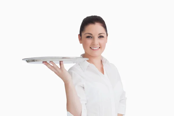 Sorrindo mulher segurando bandeja — Fotografia de Stock