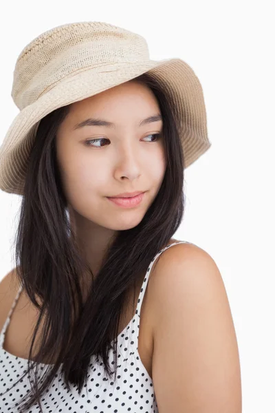 Femme avec un chapeau de paille regardant loin — Photo