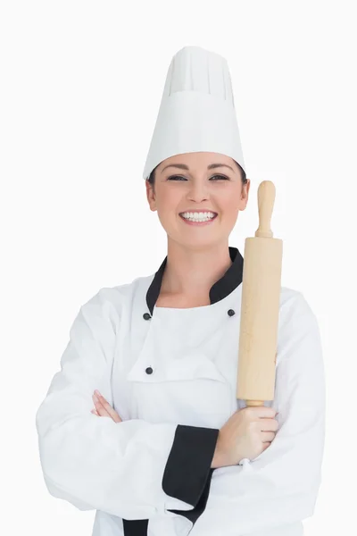 Cuisinier tenant un rouleau à pâtisserie — Photo