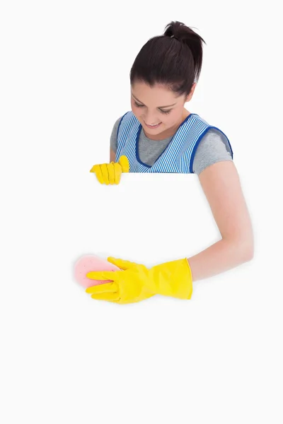 Pokojówka uśmiechający się mycie gąbką — Zdjęcie stockowe