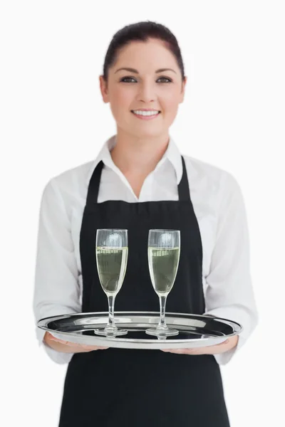 Servitrisen anläggning champagne — Stockfoto